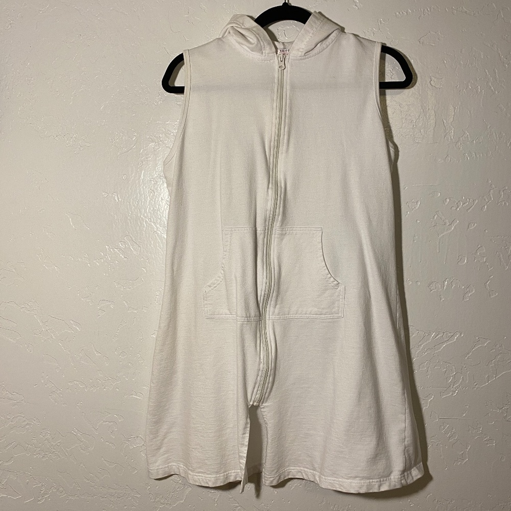 Seven Apparel UNISEX white hoodie, size XL.